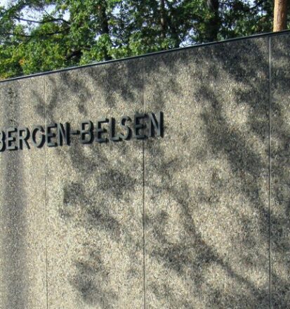 Mauer der Gedenkstaette Bergen-Belsen