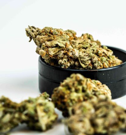 Cannabis in einem Grinder