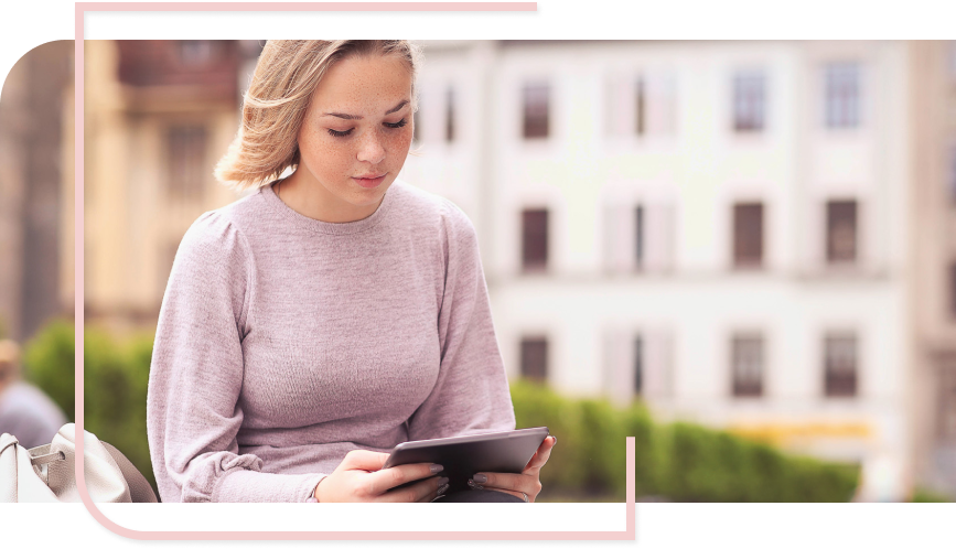 Ein Person sieht sich auf dem Tablet Neuigkeiten ueber die Paritaetische Suchthilfe Niedersachsen an