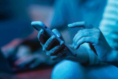 Frau bedient Handy