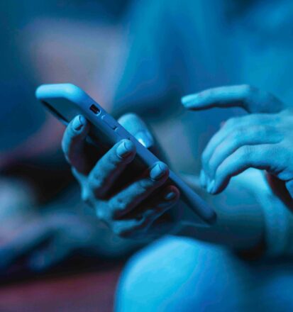 Frau bedient Handy