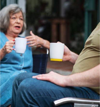 Sozialarbeiterin trinkt mit einem suchterkranten Mann Kaffee