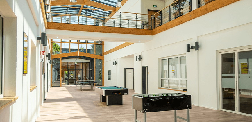 Tischtennisplatte, Billardtisch und ein Tischfussball in der Klinik am Kronsberg