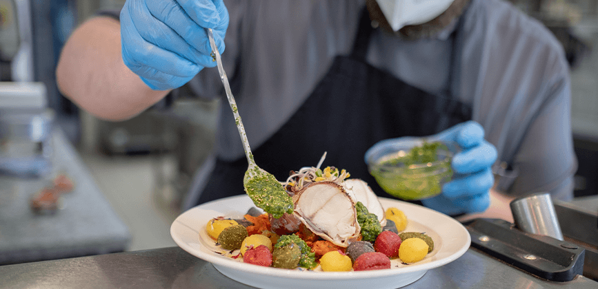 Teller mit gesundem Essen in der Klinik am Kronsberg