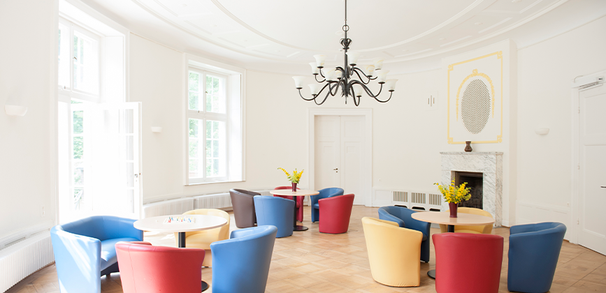 Gemeinschaftsraum im Schloss Delligsen der Paritaetischen Suchthilfe Niedersachsen