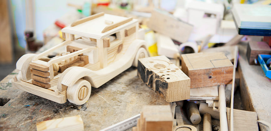 Auto aus Holz in der Werkstatt im Schloss Delligsen