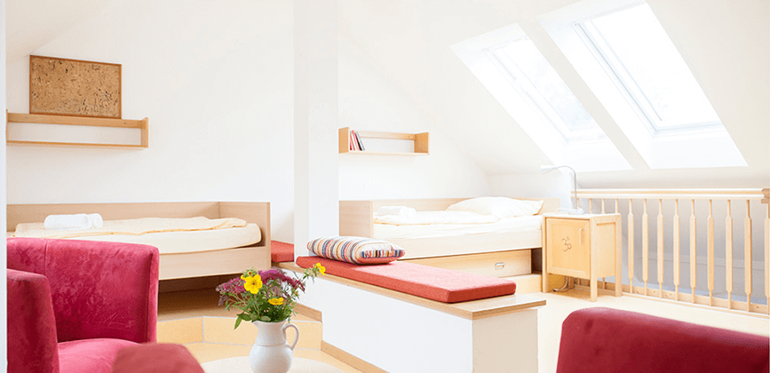 Zwei Betten in einem Zimmer der Fachklinik Suedergellersen