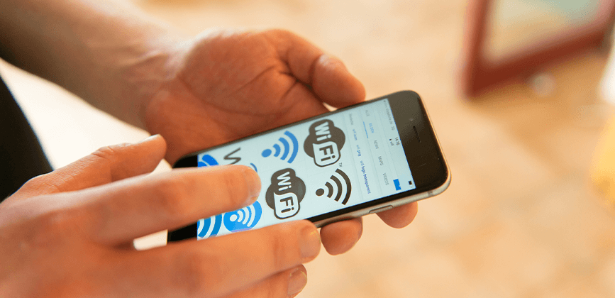 Junger Mensch prueft auf seinem Handy das Internet im Haus Kayhauserfeld der Paritaetischen Suchthilfe Niedersachsen