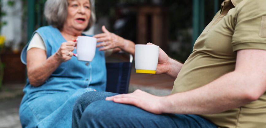 Offenes-Ohr-Paritaetische-Suchthilfe-Niedersachsen Eine Suchtberaterin unterhaelt sich mit einem Mann bei einem Kaffee