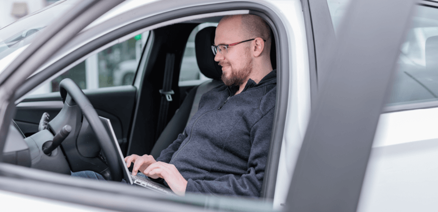 Mitarbeiter bereitet Termin im Auto vor