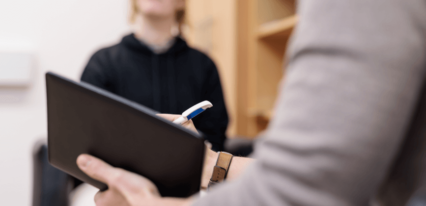 Slider-Ambulante-Jugendhilfe-Abw-Hannover5 Mitarbeiter macht sich Notizen bie Beratungsgespraech