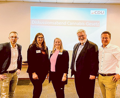 Das Foto zeigt von links nach rechts: Maik Herrmann (Vorstandsvorsitzender CDU Edewecht, Kyra Bornhorst (Einrichtungsleitung Rose 12), Corinna Bacher (Mitarbeiteirn Rose 12 Ammerland), Stephan Albani (CDU-Mitglied des Bundestags), Michael Herrmann)