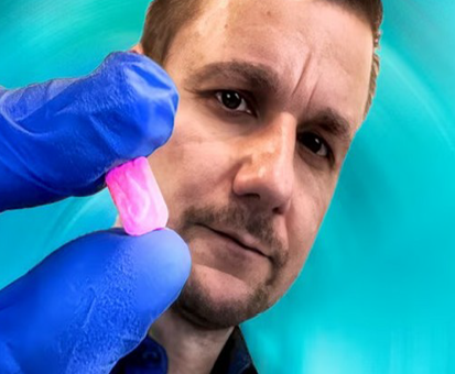 Reporter Tobi Schlegl, selbst Notfallsanitäter, gewährt im neuen Drogenreport des NDR Einblicke in die Arbeit von Polizei, Zoll und Rettungsdiensten und führt Gespräche mit Betroffenen sowie Fachkräften aus der Suchtforschung und Suchthilfe.