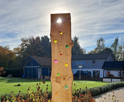 Im Innenhof vom Sonnenhof Völksen wurde eine neue Skulptur aufgestellt.