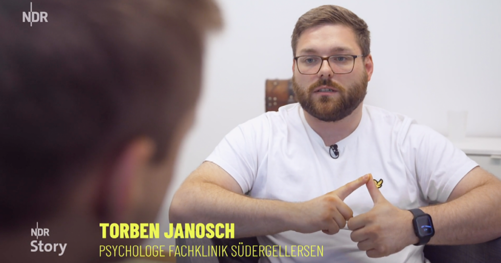 Torben Janosch, Psychologe der Fachklinik SÜdergellersen, klärt im Interview mit Tobi Schlegl über die Therapie von Abhängigkeitserkrankungen auf.