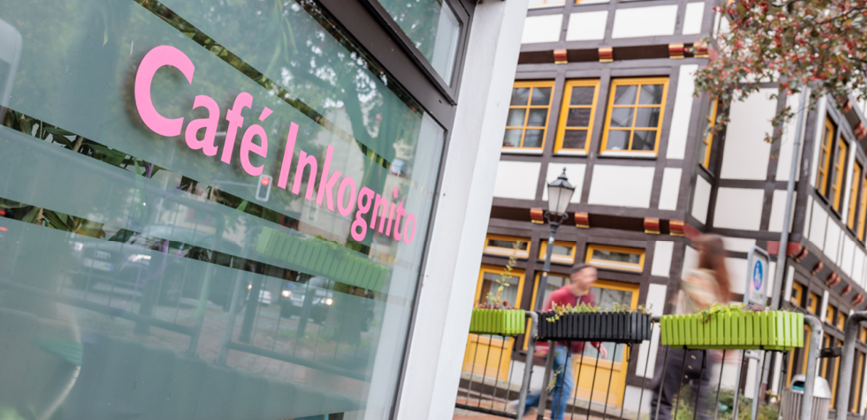 Fensterfront-Cafe-Inkognito Außenbereich und fensterfront vom Cafe Inkognito in Hameln