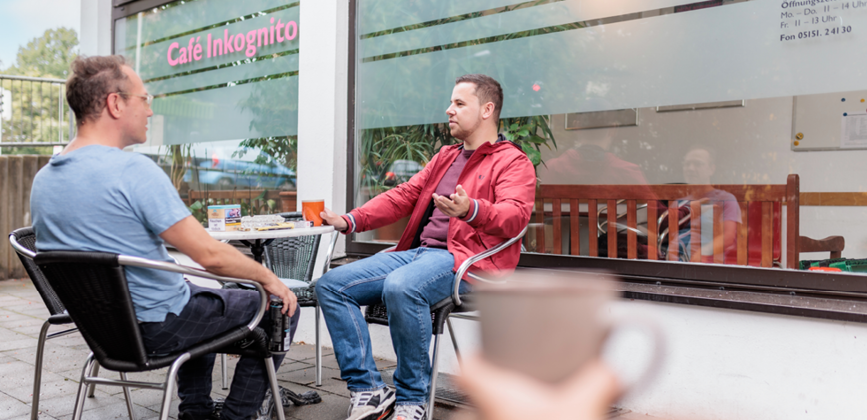 Slider-Hameln-Cafe-Inkognito Gespräch im Außenbereich vom Cafe Ingoknito