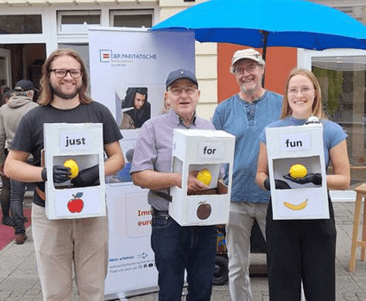 Das Team der Sucht- und Jugendberatung Holzminden als lebendiger Spielautomat